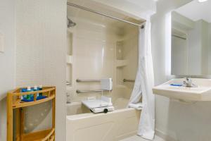 Queen Room - Disability Access room in Holiday Inn Express Mount Arlington an IHG Hotel