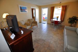 Family Suite room in Nantucket Inn & Suites