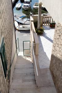 Apartments by the sea Pisak, Omis - 1070