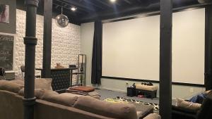 160inch Home Movie Theater- Great for movie night! - 4hvězdičkové hotely ve městě Omaha