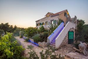 Family friendly apartments with a swimming pool Cove Osibova, Brac - 2172