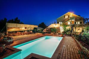 Family friendly apartments with a swimming pool Cove Osibova, Brac - 2172