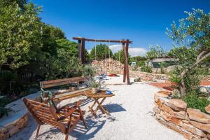 Family friendly apartments with a swimming pool Cove Osibova, Brac - 2172