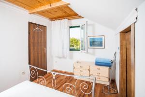 Family friendly apartments with a swimming pool Cove Osibova, Brac - 2172