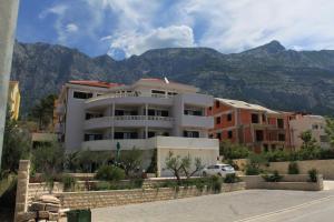 Apartments with a parking space Makarska - 3751