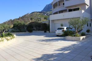 Apartments with a parking space Makarska - 3751