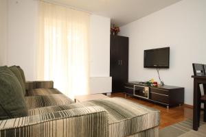 Apartments with a parking space Makarska - 3751