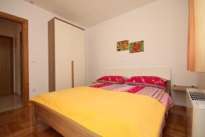 Apartments with a parking space Makarska - 3751