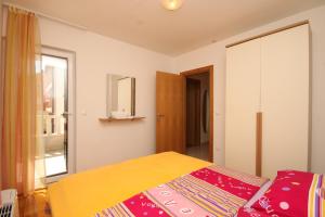 Apartments with a parking space Makarska - 3751