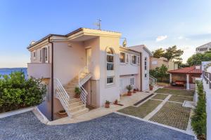 Seaside apartments with a swimming pool Rastici, Ciovo - 1084