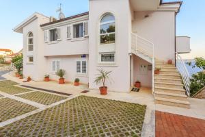 Seaside apartments with a swimming pool Rastici, Ciovo - 1084 