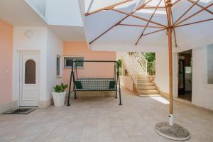 Apartments by the sea Arbanija, Ciovo - 1085