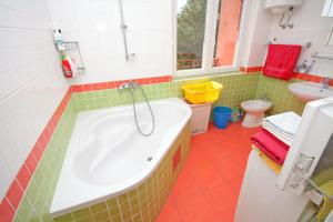 Family friendly seaside apartments Slatine, Ciovo - 1096