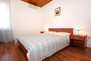 Double Room with Terrace and Sea View   room in Double Room Mandre 3557a