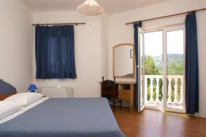 Apartments by the sea Primosten - 4177