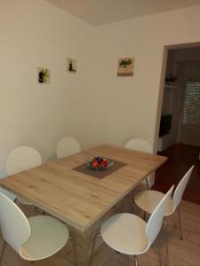 Apartments by the sea Necujam, Solta - 13884