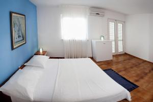 Apartments by the sea Rastici, Ciovo - 2104