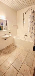 Ruim nostalgisch gelijkvloers appartement op wandelafstand van de zee