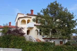 Family friendly apartments with a swimming pool Manjadvorci, Marcana - 2209 - 赫尔吉奇