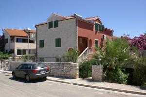 Apartments by the sea Supetar, Brac - 4274