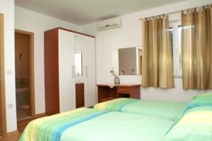 Apartments by the sea Supetar, Brac - 4274