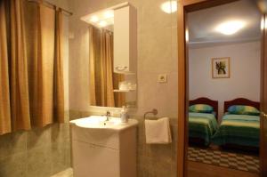 Apartments by the sea Supetar, Brac - 4274