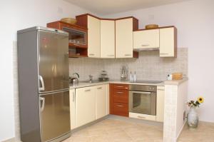 Apartments by the sea Supetar, Brac - 4274