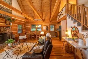 Creekside Cabin - Seven Devils,NC - Pet-Friendly, Close to Hiking & Fishing, and Family Games! - Foscoe