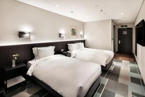 Phòng Gia Đình Hai Giường Đơn – Chỉ Đi Bộ, Xe Buýt hoặc Tàu Điện Ngầm Đến Được, Không Đỗ Xe (Family Twin Room - Accessible by Walk, Bus or Metro Only, No Parking)