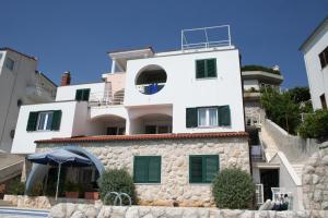 Family friendly apartments with a swimming pool Primosten - 4167 