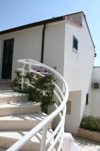Family friendly apartments with a swimming pool Primosten - 4167 