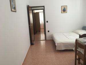 One-Bedroom Apartment with Terrace and Sea View room in Apartments with a parking space Potocnica Pag - 4096