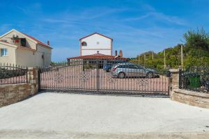 Apartments with a swimming pool Caska, Pag - 4109