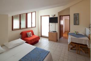 One-Bedroom Apartment with Terrace and Sea View room in Apartments by the sea Bilo Primosten - 4191