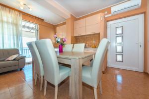 Apartments by the sea Bilo, Primosten - 4176