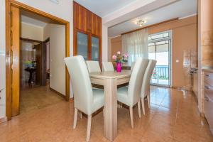 Apartments by the sea Bilo, Primosten - 4176