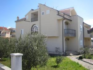 Seaside apartments with a swimming pool Brodarica, Sibenik - 4249