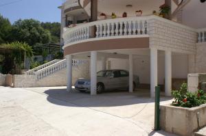 Apartments by the sea Bilo, Primosten - 4168