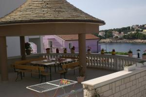 Apartments by the sea Bilo, Primosten - 4202