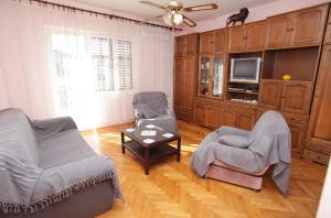 Apartments with parking space Vinisce, Trogir - 4276