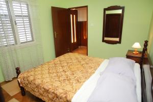 Apartments with parking space Vinisce, Trogir - 4276