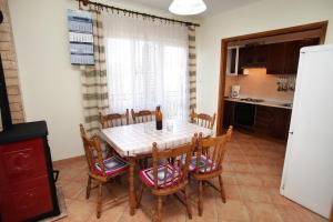 Apartments with parking space Vinisce, Trogir - 4276