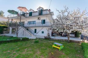 Apartments by the sea Slatine, Ciovo - 1126