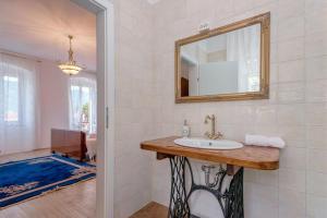 Seaside apartments with a swimming pool Jelsa, Hvar - 2067