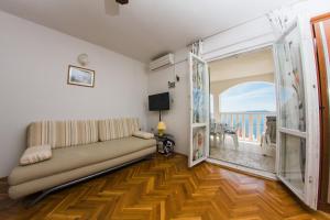 One-Bedroom Apartment with Terrace and Sea View room in Apartments by the sea Pisak Omis - 1067
