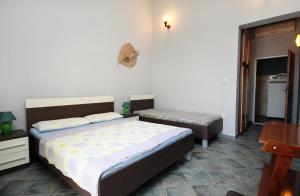 Apartments by the sea Pisak, Omis - 1070