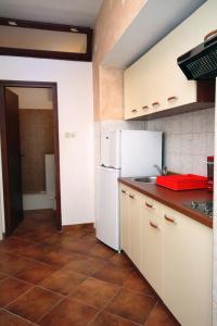 Apartments by the sea Pisak, Omis - 1070