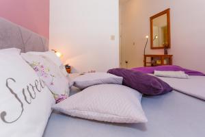 Seaside apartments with a swimming pool Rastici, Ciovo - 1084