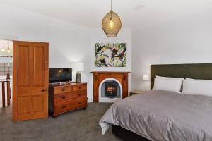 Historic Haven Two-storey Pad in Perfect City Spot