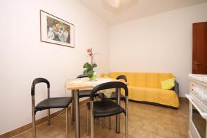 Apartments with a parking space Hvar - 4004